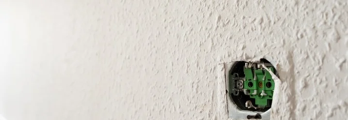 Elektrische Anschlüsse einer Steckdose